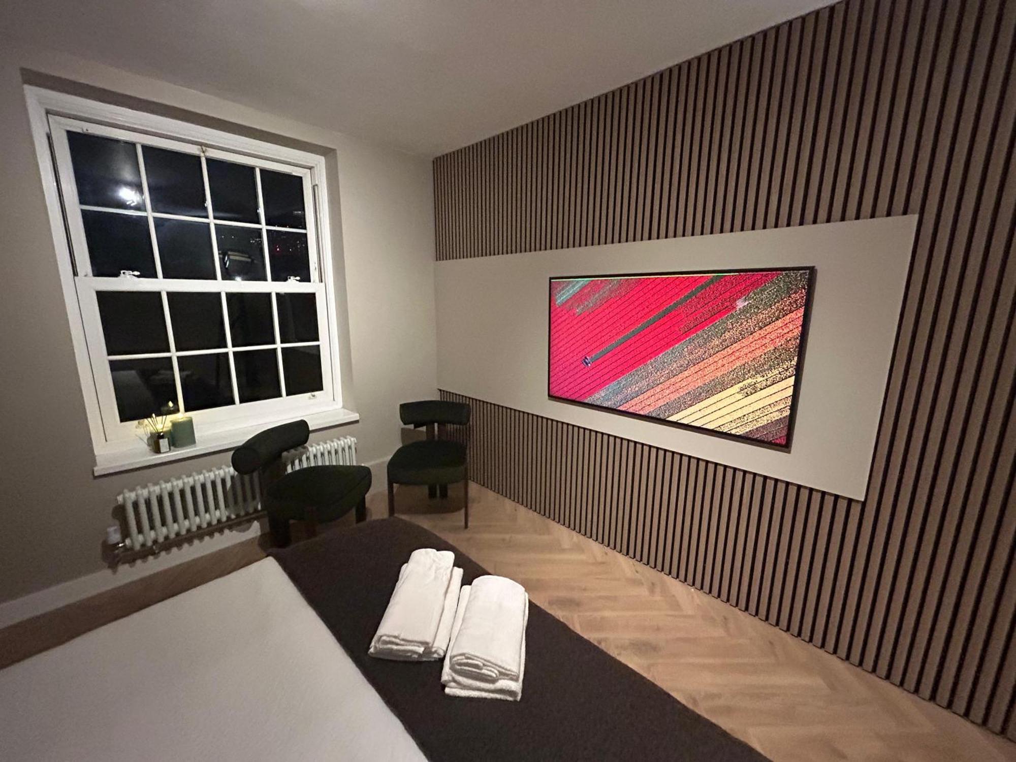 Stylish Bedroom Zone 1 Лондон