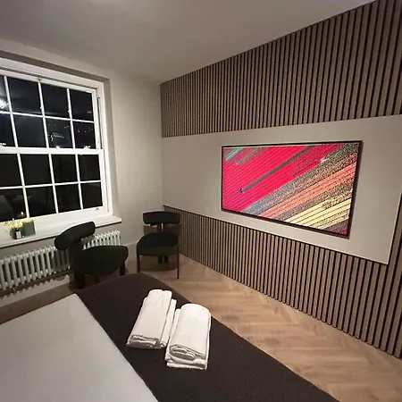 Stylish Bedroom Zone 1 London Exterior photo
